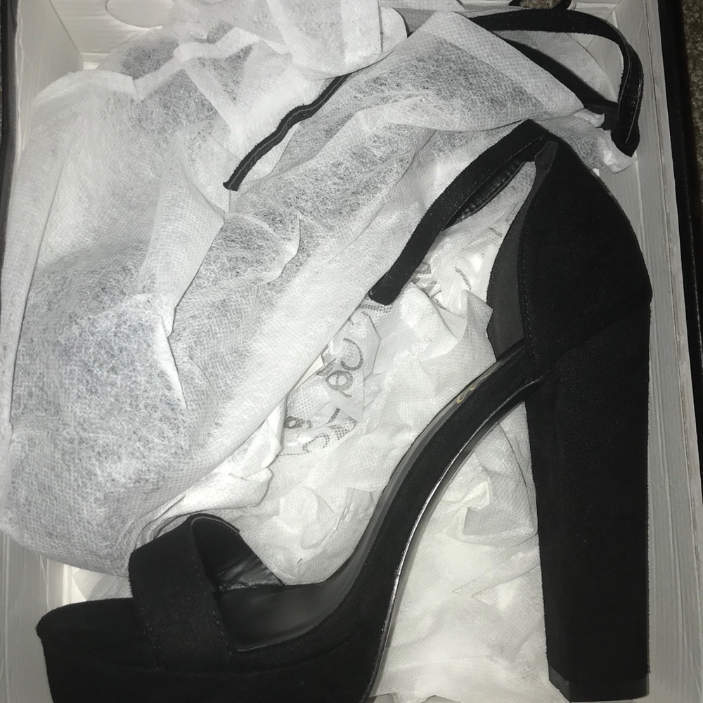 Black SoMe heels from Fashion Nova